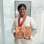 GM Walter J Laurel holding his plaque of award for the PAGASA AWARD of CSC